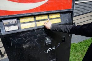 Βρήκαν ένα παλιό μηχάνημα αναψυκτικών! Οταν το άνοιξαν έπαθαν σοκ… (video)