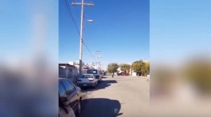 Μητέρα πετάει την παντόφλα και πετυχαίνει την κόρη της στα 30 μέτρα (video)