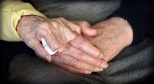 Συγκινητικό: Μητέρα 98 ετών μπαίνει σε γηροκομείο για να φροντίσει τον 80χρονο γιο της (video)