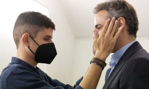 Η συγκινητική συνάντηση Μητσοτάκη με τον Κωνσταντίνο που «λύγισε» το Facebook (Photos)
