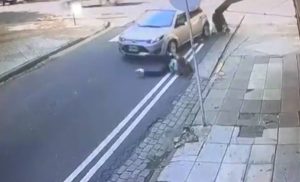 Αυτοκίνητο παρασέρνει μητέρα με καρότσι σε διασταύρωση! (video)