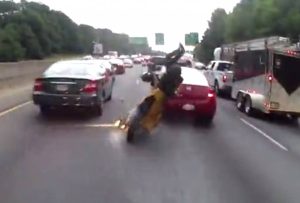 Ανατριχιαστικό τρακάρισμα με μηχανή (video)