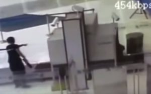 Τρελός Κινέζος πέρασε από το μηχάνημα με τις ακτίνες σε αεροδρόμιο μαζί με την… τσάντα του (video)