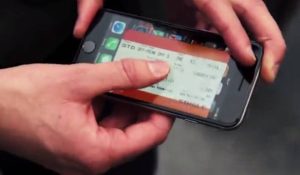 Δεν θα πιστέψετε τι κάνει με το iPhone: Εξαφανίζει τα εισιτήρια των επιβατών (vid)