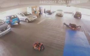 Κλέφτης αυτοκινήτων έπεσε πάνω σε αθλητή του ΜΜΑ! Φαντάζεστε τη συνέχεια; (video)