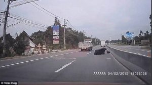 Οδηγός παραλίγο να χάσει τη ζωή του όταν μια σακούλα κόλλησε στο παρμπρίζ του αυτοκινήτου (video)
