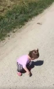 Μωράκι φοβάται… τη σκιά του (vid)