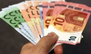 Ραγδαίες εξελίξεις: Μειώνει το ΦΠΑ η κυβέρνηση σε βασικά προϊόντα για την αντιμετώπιση της ακρίβειας