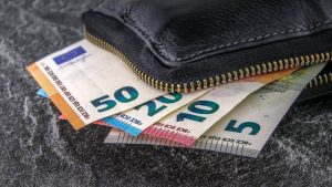 Κοινωνικό Εισόδημα Αλληλεγγύης: Ποιοι το δικαιούνται (video)