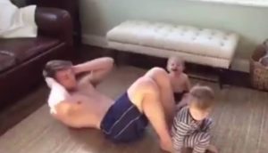 Mπαμπάς κάνει… κοιλιακούς με τα μωρά του (video)