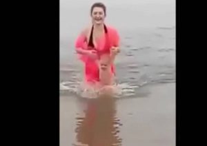 Αυτή η μάνα έχει… φρικάρει όλο το διαδίκτυο. Δείτε τι κάνει στο μωρό της (video)