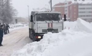 Ρεκόρ χιονόπτωσης στη Μόσχα! Εριξε το χιόνι 15 ημερών σε 24 ώρες (video)