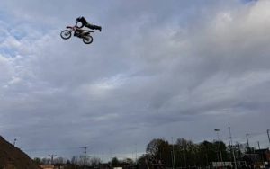 Απίστευτο ανάποδο άλμα σε αγώνα MotoCross σε Super Slow Motion (video)