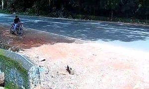 Συγκλονιστικό βίντεο: Μοτοσικλετιστής σώθηκε από θαύμα