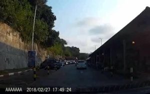 Μοτοσικλετιστής δέχεται απίστευτο χτύπημα στο κεφάλι από μπάρα (σκληρές εικόνες)