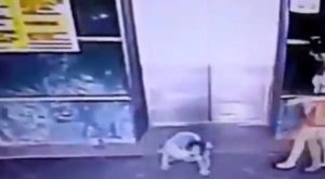 Μητέρα κλωτσάει το μωρό της και το σώζει από βέβαιο θάνατο στο ανσανσέρ (vid)