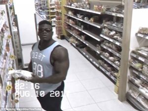 Bodybuilder γδύθηκε μέσα σε μαγαζί και άρχισε να αυτοθαυμάζεται (video)