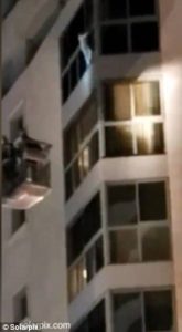 Πυροσβέστης σώζει 5χρονο κοριτσάκι από το μπαλκόνι του σπιτιού του (vid)