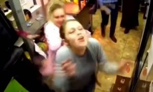 Τρομερό ξύλο! «Κόπηκε» σε συνέντευξη και πλάκωσε την υπάλληλο (video)