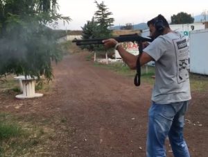 Ο Γιάννης Μπουρούσης πήρε τ’ όπλο του… κυριολεκτικά και μας λέει καλημέρα (video)