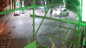 Αδιανόητο ατύχημα σε βενζινάδικο με θύμα ένα πεζό! (vid)