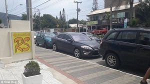 Οδηγός κάνει το αμάξι του να ίπταται για να το ξεπαρκάρει (video)