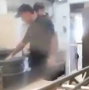 Μάνατζερ εστιατορίου σερβίρει ψωμί μέσα από τον κάδο (video)