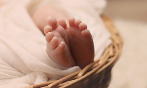 Εξάρχεια: Αγνωστοι γονείς εγκατέλειψαν βρέφος έξω από το Αρχαιολογικό Μουσείο