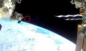 UFO πέρασε από το διαστημικό σταθμό της NASA και έκοψαν τη ζωντανή μετάδοση (vid)