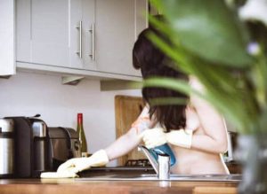 Γυμνό… καθάρισμα! Εταιρεία προσφέρει τις.. γυμνές υπηρεσίες της (Photos)