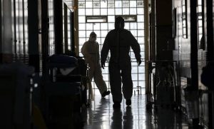 Θρήνος στο Αγρίνιο: 51χρονος πατέρας τριών παιδιών έχασε τη μάχη με τον κορονοϊό