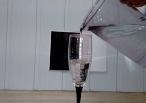 Πήρε ένα ποτήρι και το γέμισε νερό! Το αποτέλεσμα θα σας κάνει να το δοκιμάσετε αμέσως (video)