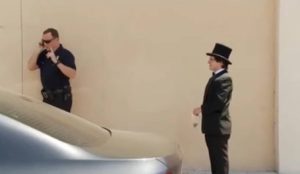 Μάγος… τρολάρει αστυνομικό και τον τρελαίνει με τα μαγικά του (video)
