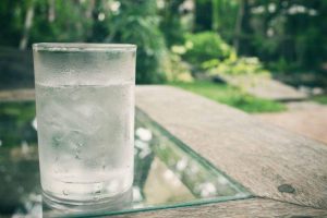 Τόσο νερό πρέπει να πίνετε σύμφωνα με την ηλικία και το βάρος σας (photo+video)
