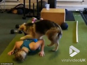 Όταν θες να γυμναστείς αλλά δεν σε αφήνουν (video)