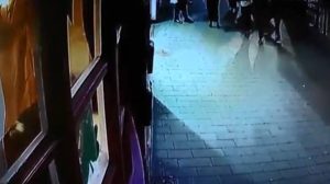 Αυτοκίνητο παρασέρνει τα πάντα στο πέρασμα του σε πεζοδρόμιο (vid)