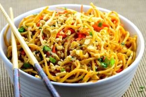Κινέζος τρώει noodles, αλλά δεν φαντάζεστε τι χρησιμοποιεί για… βοήθημα (video)