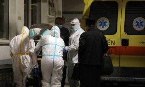 Μετάλλαξη Omicron: Τα νέα συμπτώματα που ανησυχούν τους επιστήμονες