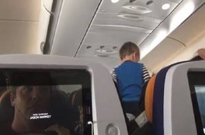 Δεν τους άφησε να κοιμηθούν σε 8ωρη πτήση προκαλώντας πανικό (video)