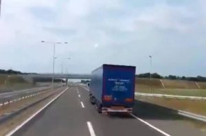 Εξωφρενικό: Νταλίκα τρέχει με 140 χιλιόμετρα την ώρα στην εθνική (Video)