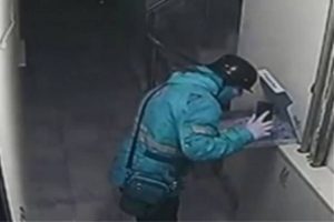 Ντελιβεράς έφτυσε σε πίτσα και κινδυνεύει με 18 χρόνια φυλακή (video)