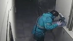 Ντιλίβερι έφτυσε στην πίτσα πριν τη παραδώσει και τράβηξε βίντεο (video)