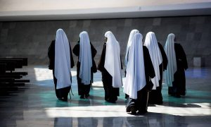 Καλόγριες κάνουν διάλειμμα από κατασκευή μασκών – Απίστευτο αυτό που κάνουν (video)