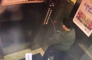 Αγόρι εγκλωβίζεται μέσα σε ασανσέρ επειδή κατούρησε στα κουμπιά (video)