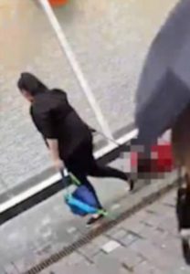 Μάνα σέρνει το παιδί της στο πεζοδρόμιο μπροστά στο έκπληκτο κοινό (video)