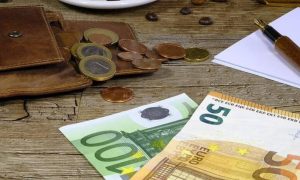ΟΑΕΔ: Ποιοι δικαιούνται το νέο επίδομα των 300 ευρώ – Πώς θα το πάρετε
