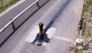 Ανυπόμονος οδηγός… διαλύει τη μηχανή του αυτοκινήτου. Και δεν πήρε χαμπάρι… (video)