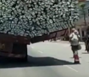 Δεν έχετε ξαναδει πιο… υπερφορτωμένο φορτηγό στη γη (video)