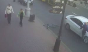 Οδηγός παρασύρει δύο ποδηλάτες και δέχεται την επίθεση του ενός (vid)