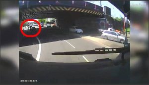 Οδηγός ρίχνει κάτω ποδηλάτη και τον πετάει στην άκρη στο δρόμο (video)